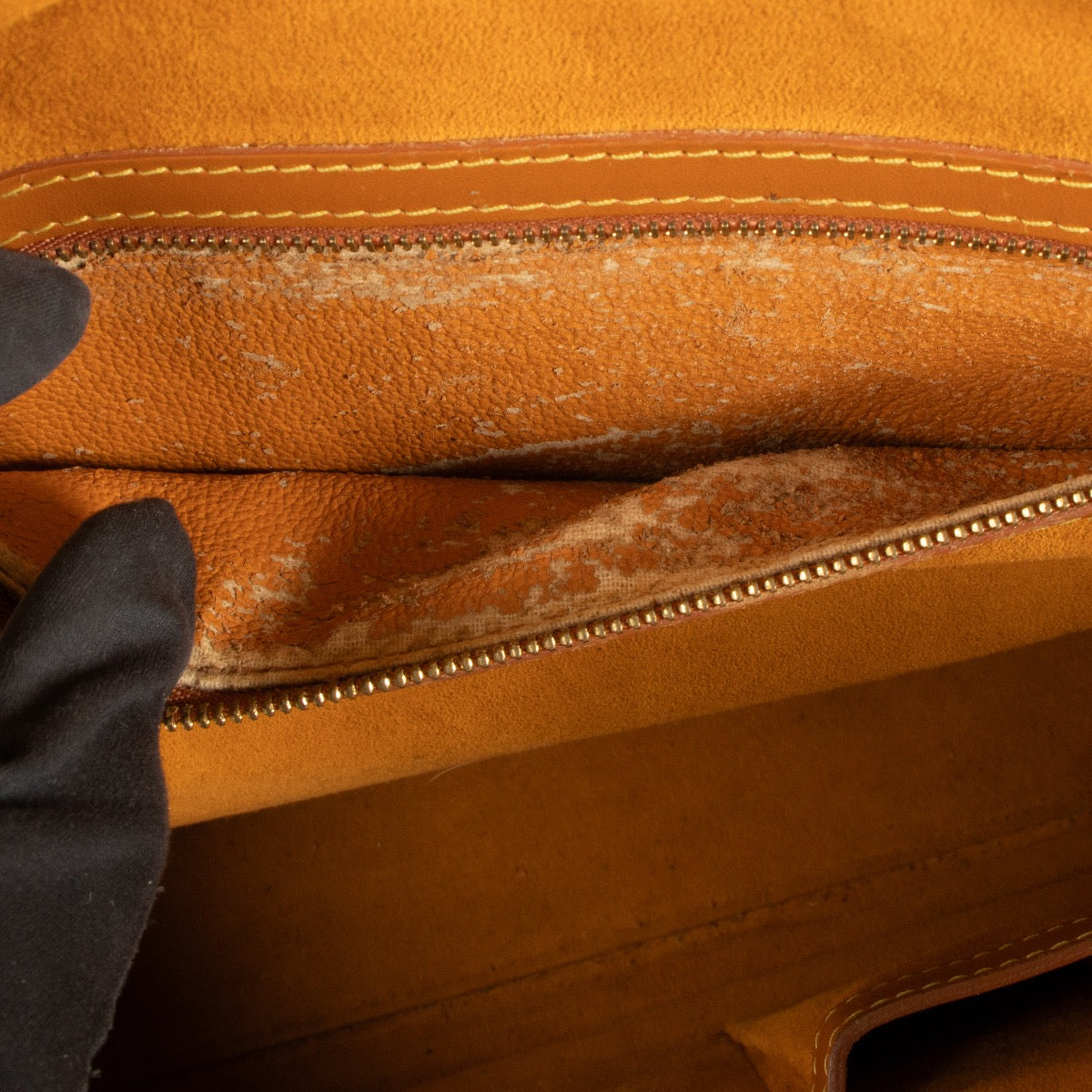 Shop 100% authentic second-hand Louis Vuitton Camel Epi Leather Bag on Labellov.com