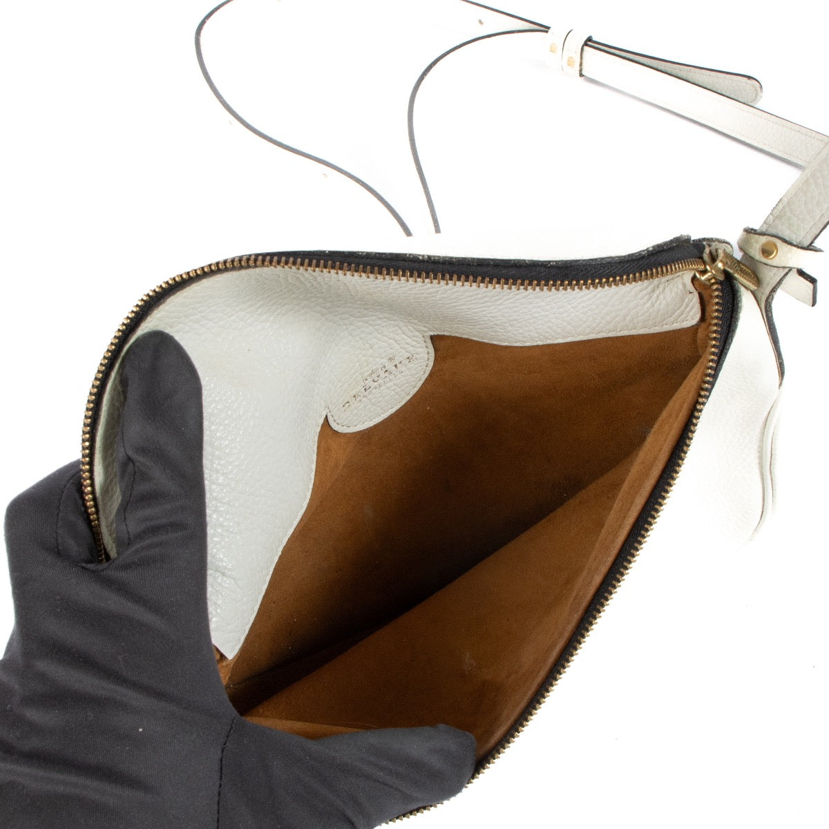Shop safe online at Labellov in Antwerp, Brussels and Knokke this 100% authentic second hand Delvaux White Macao Crossbody