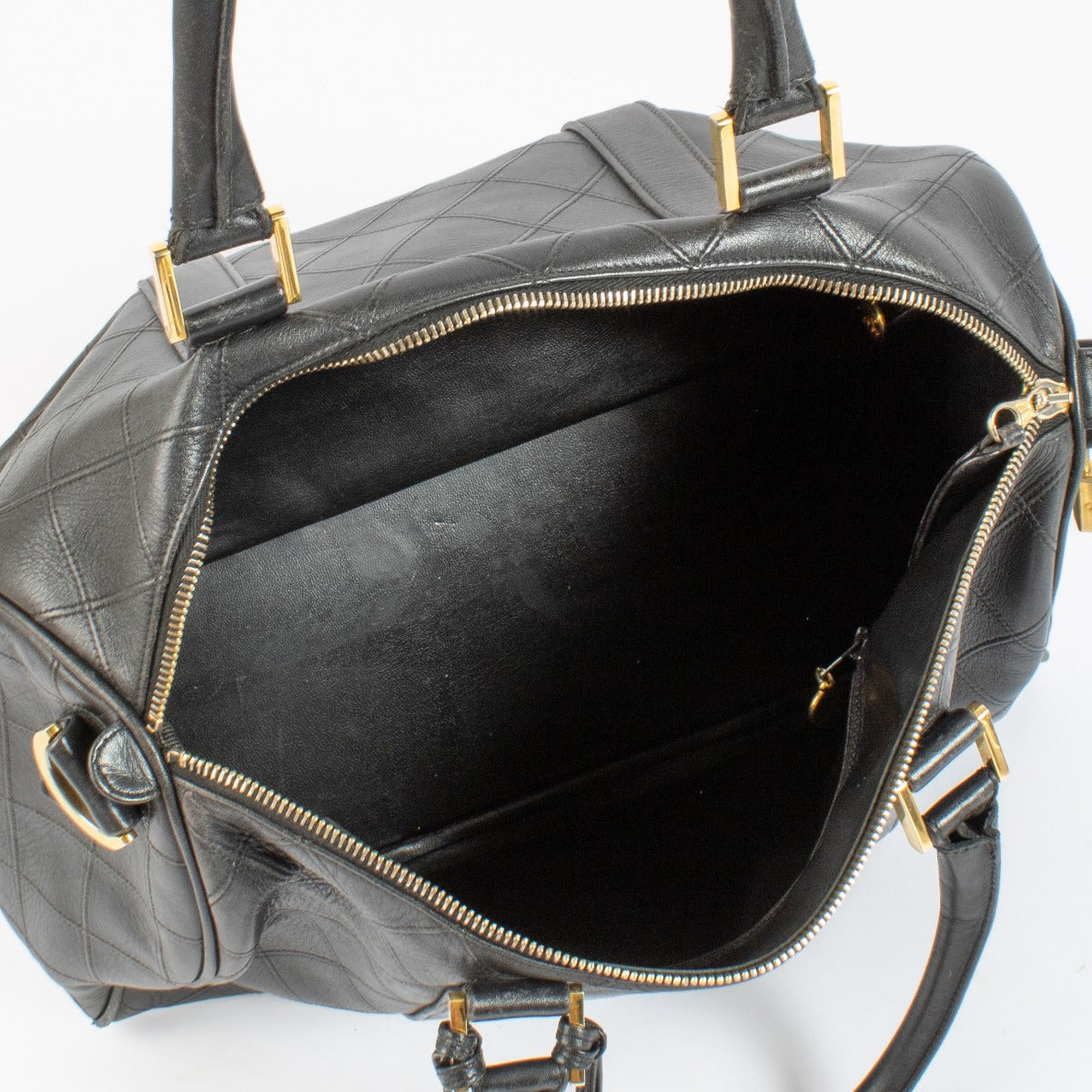 Sac Boston en cuir noir vintage Chanel