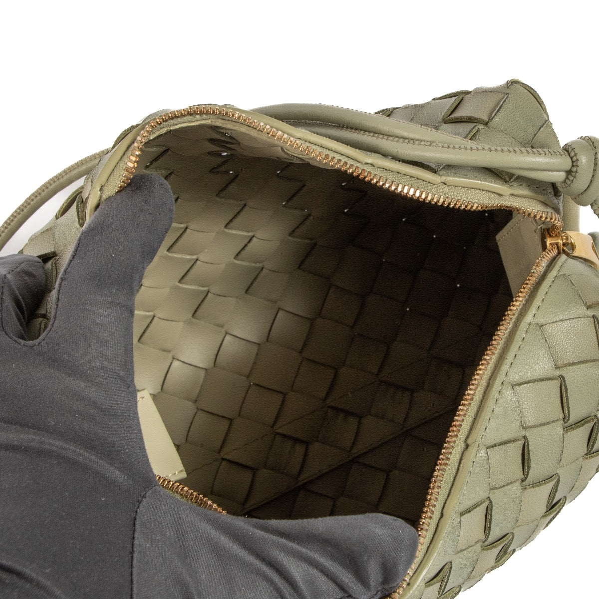 Shop safe online at Labellov in Antwerp, Brussels and Knokke this 100% authentic second hand Bottega Veneta Intrecciato Travertine Small Loop Crossbody Bag