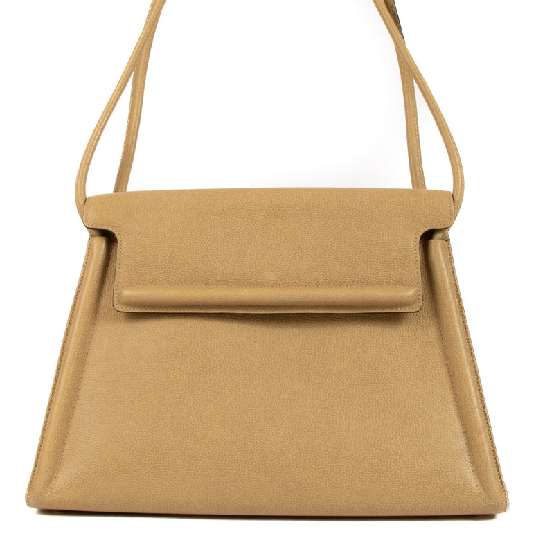 Buy an authentic second-hand Delvaux Arpege Sand Jumping Shoulder Bag in very good condition at Labellov in Antwerp, Brussel, Knokke.