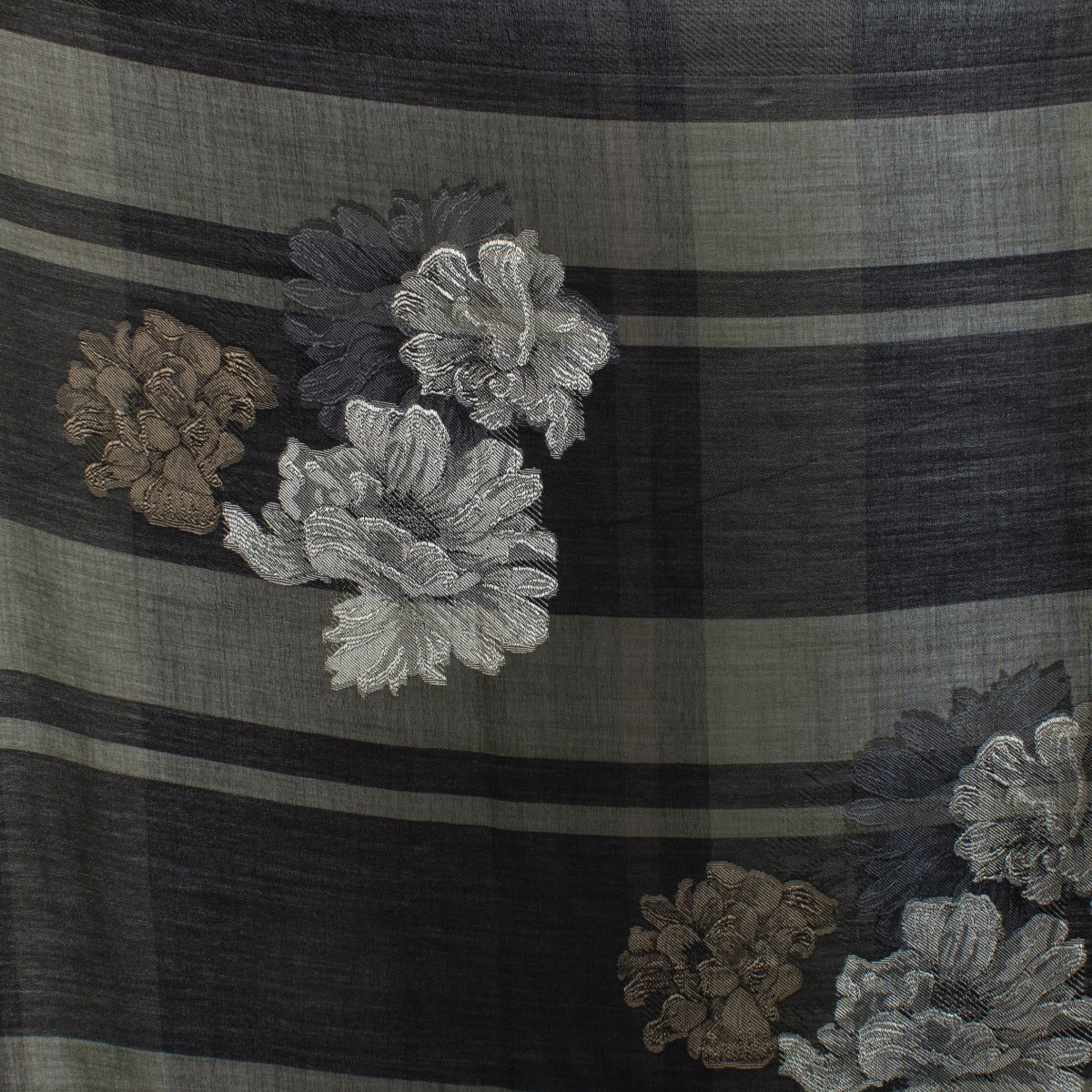 Shop safe online at Labellov in Antwerp, Brussels and Knokke this 100% authentic second hand Alexander McQueen Green Check Floral Shawl