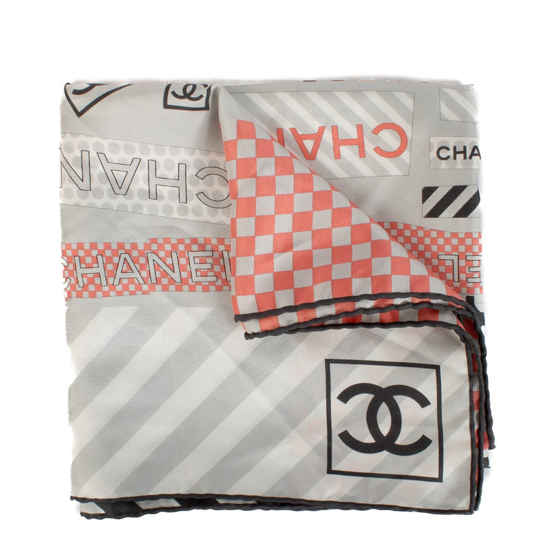 Shop safe online at Labellov in Antwerp, Brussels and Knokke this 100% authentic second hand Chanel Multicolor Silk Logo Scarf