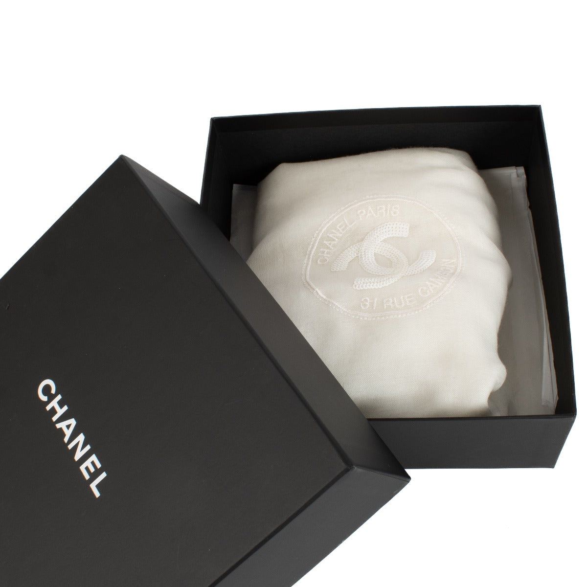 Shop safe online at Labellov in Antwerp, Brussels and Knokke this 100% authentic second hand Chanel White Sheer Modal / Cashmere Blend CC Shawl