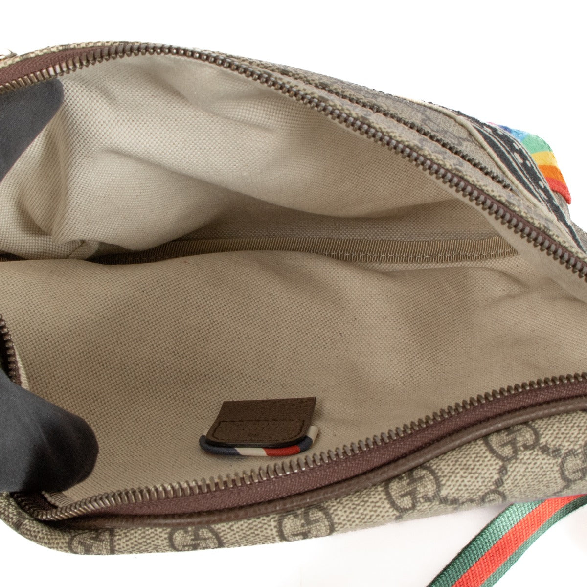 Shop safe online at Labellov in Antwerp, Brussels and Knokke this 100% authentic second hand Gucci Monogram GG Canvas Supreme Courrier Belt Bag