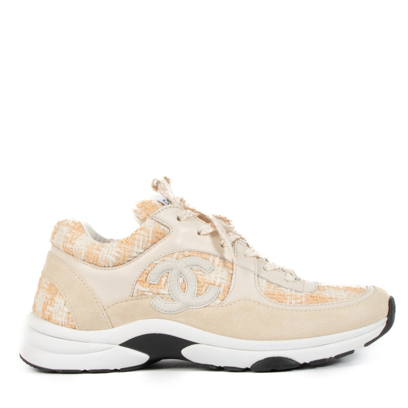 Bent u op zoek naar een authentiek paar Chanel sneakers? Shop veilig en gemakkelijk bij Labellov tweedehands luxe in Antwerpen.