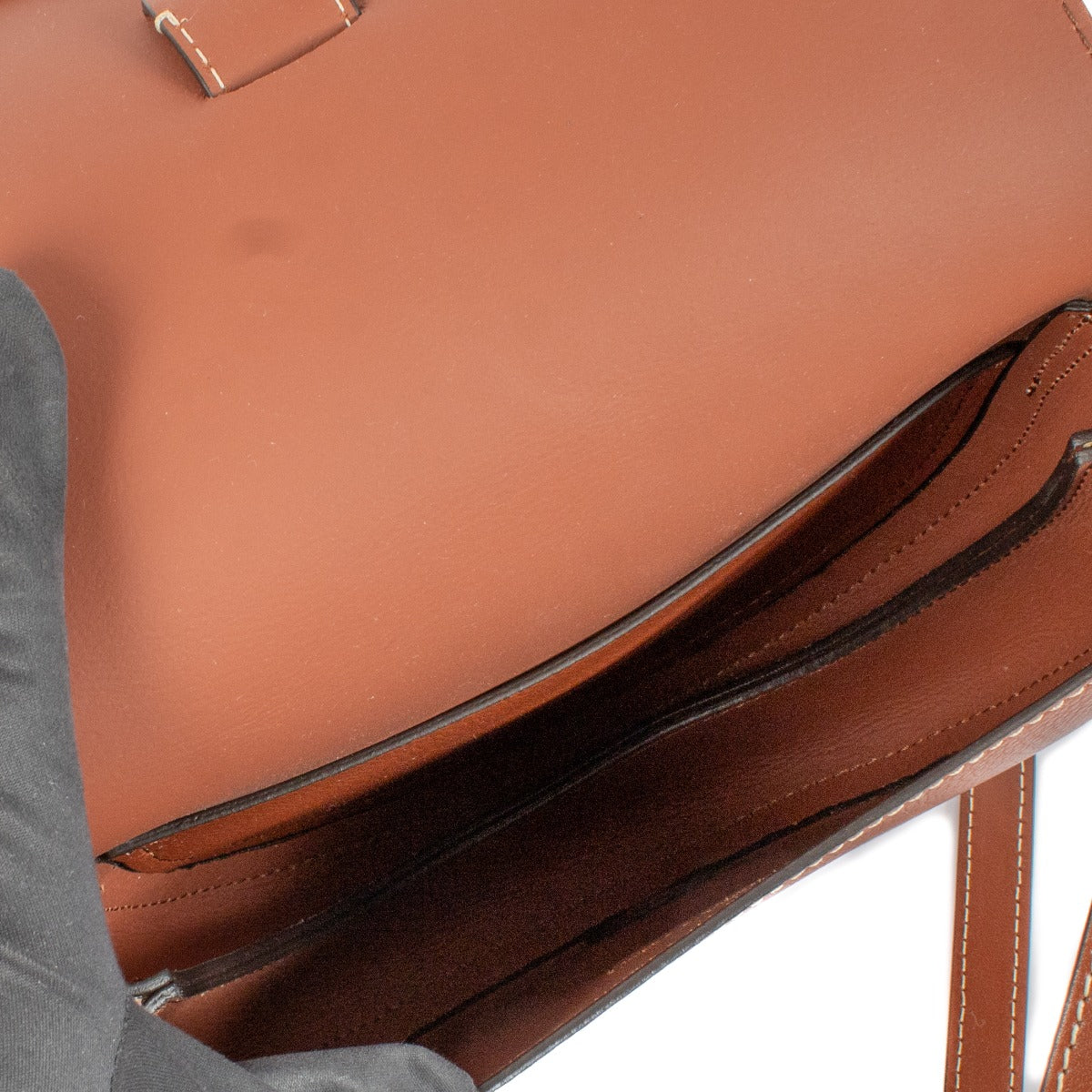 Shop safe online at Labellov in Antwerp, Brussels and Knokke this 100% authentic second hand Chloé Brown Leather Darryl Small Crossbody Bag
