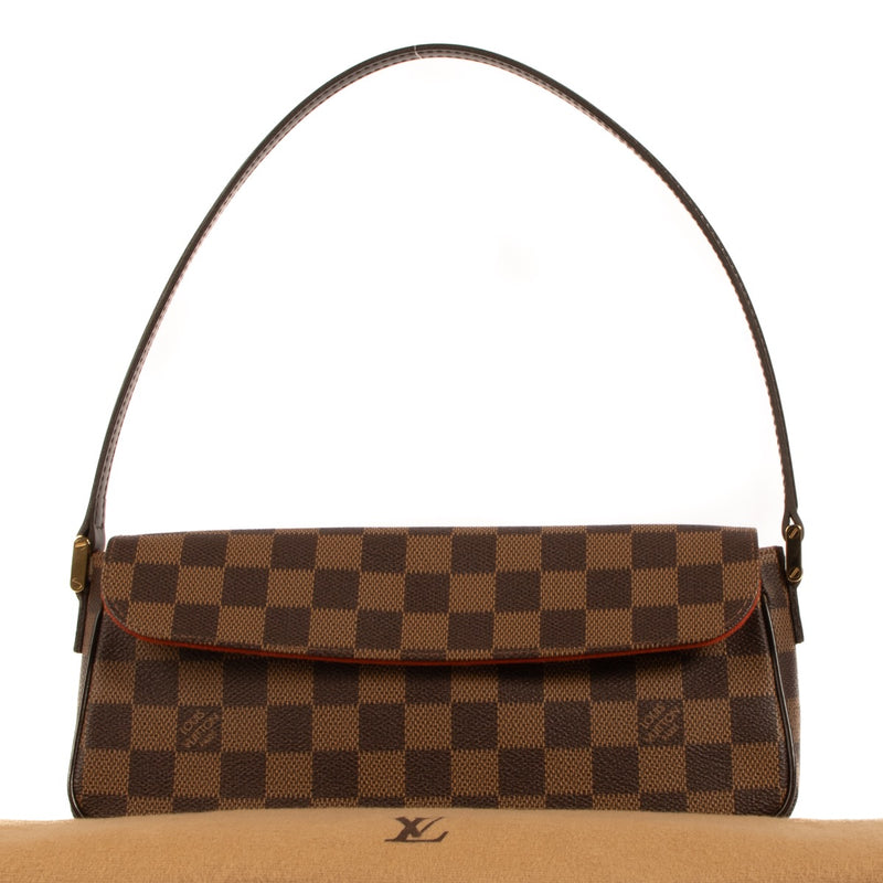 Shop safe online at Labellov in Antwerp, Brussels and Knokke this 100% authentic second hand Louis Vuitton Damier Ebene Recoleta Bag