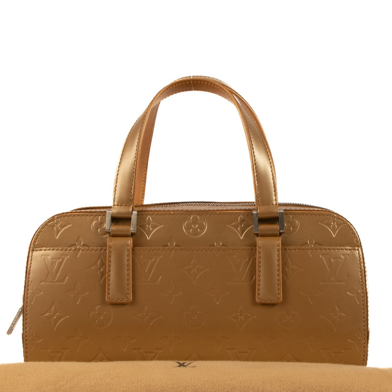 Shop safe online at Labellov in Antwerp, Brussels and Knokke this 100% authentic second hand Louis Vuitton Gold Vernis Mat Shelton Top Handle Bag