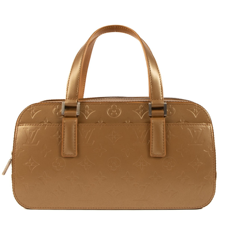 Shop safe online at Labellov in Antwerp, Brussels and Knokke this 100% authentic second hand Louis Vuitton Gold Vernis Mat Shelton Top Handle Bag