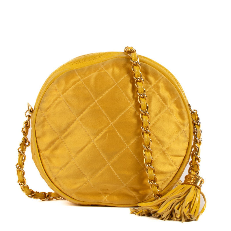 Shop safe online at Labellov in Antwerp, Brussels and Knokke this 100% authentic second hand Chanel Vintage Yellow Quilted Round Crossbody Bag