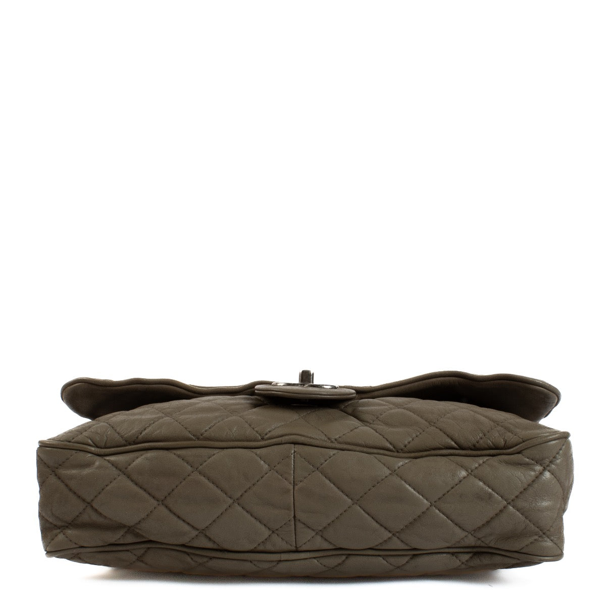 Shop safe online at Labellov in Antwerp, Brussels and Knokke this 100% authentic second hand Chanel Khaki Quilted Iridescent Calfskin Large Shiva Flap Bag