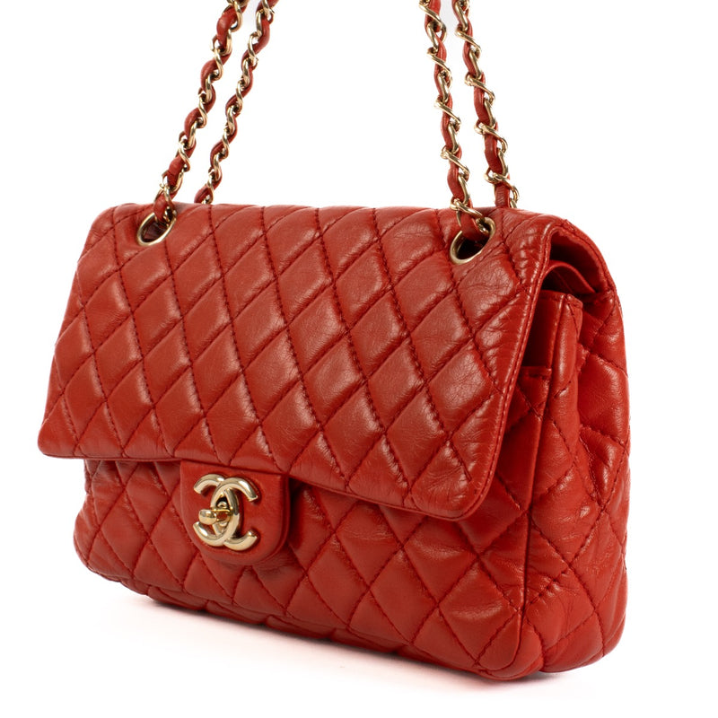 Shop safe online at Labellov in Antwerp, Brussels and Knokke this 100% authentic second hand Chanel Red Lambskin Medium Classic Flap Bag