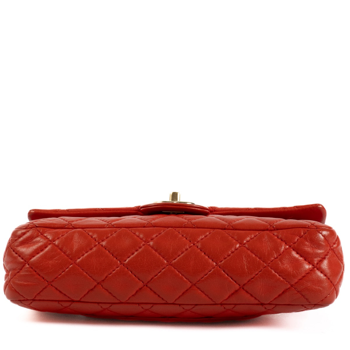 Shop safe online at Labellov in Antwerp, Brussels and Knokke this 100% authentic second hand Chanel Red Lambskin Medium Classic Flap Bag