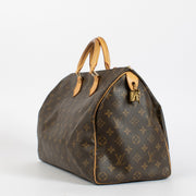 Louis Vuitton Speedy 40 in Monogram canvas with Vachetta leather trim and gold hardware. A timeless Louis Vuitton icon in very good pre-loved condition.