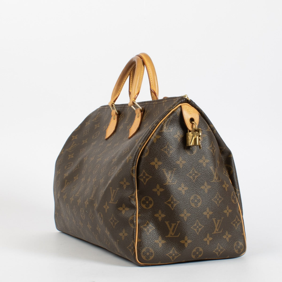 Louis Vuitton Speedy 40 in Monogram canvas with Vachetta leather trim and gold hardware. A timeless Louis Vuitton icon in very good pre-loved condition.