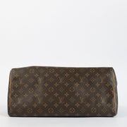 Louis Vuitton Speedy 40 in Monogram canvas with Vachetta leather trim and gold hardware. A timeless Louis Vuitton icon in very good pre-loved condition.