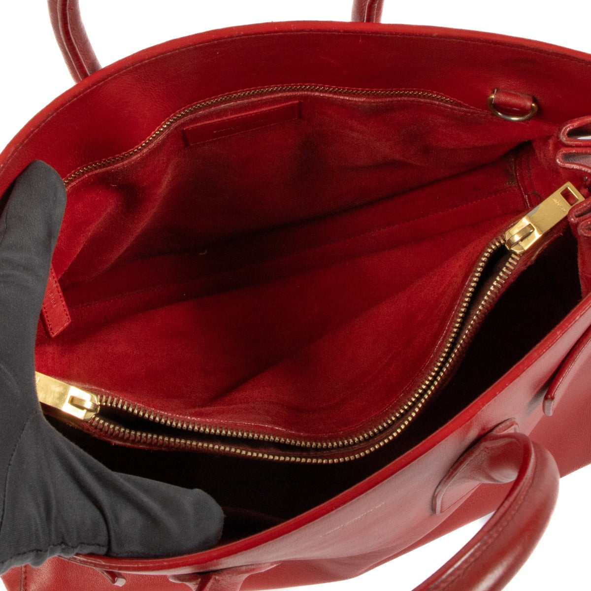Saint Laurent Red Sac De Jour Small Handbag for the best price at Labellov secondhand luxury in Antwerp. Buy, sell and love your bags bought at Labellov. Worldwide shipping.