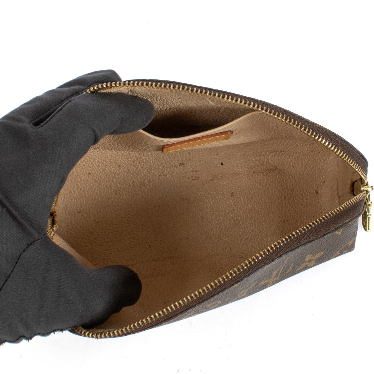Shop safe online at Labellov in Antwerp, Brussels and Knokke this 100% authentic second hand Louis Vuitton Monogram Canvas Cosmetic Pouch
