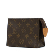 Shop safe online at Labellov in Antwerp, Brussels and Knokke this 100% authentic second hand Louis Vuitton Monogram Pochette Toilette 15