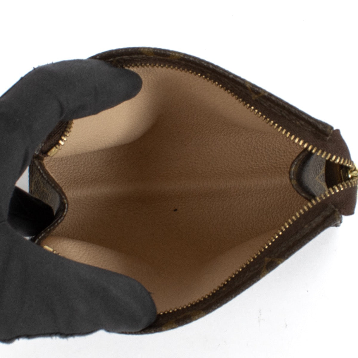 Shop safe online at Labellov in Antwerp, Brussels and Knokke this 100% authentic second hand Louis Vuitton Monogram Pochette Toilette 15