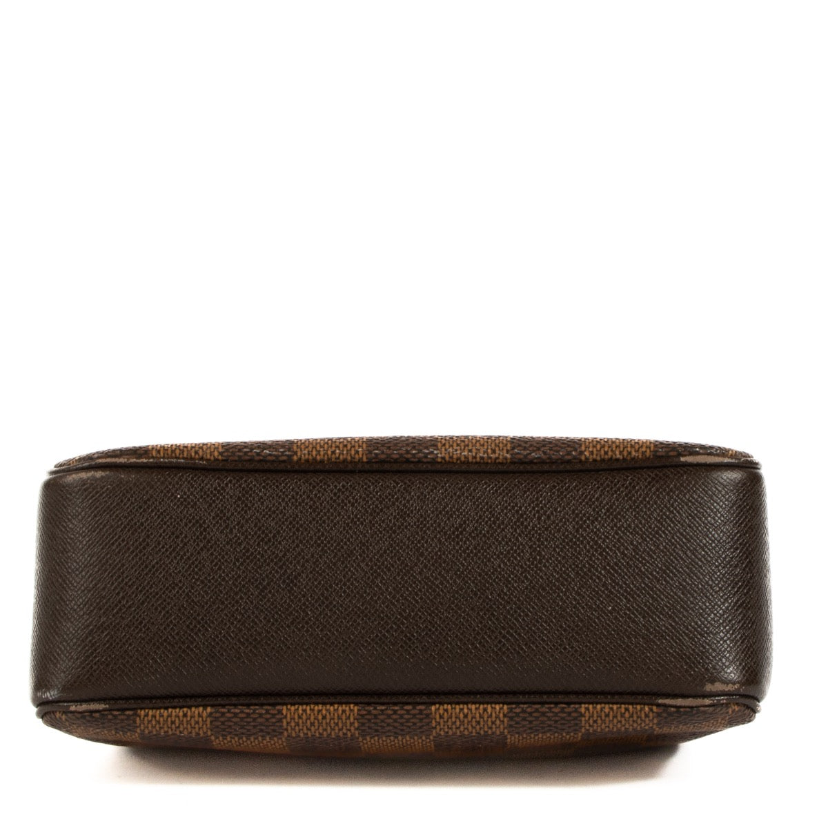 Shop safe online at Labellov in Antwerp, Brussels and Knokke this 100% authentic second hand Louis Vuitton Damier Ebene Pochette Trousse