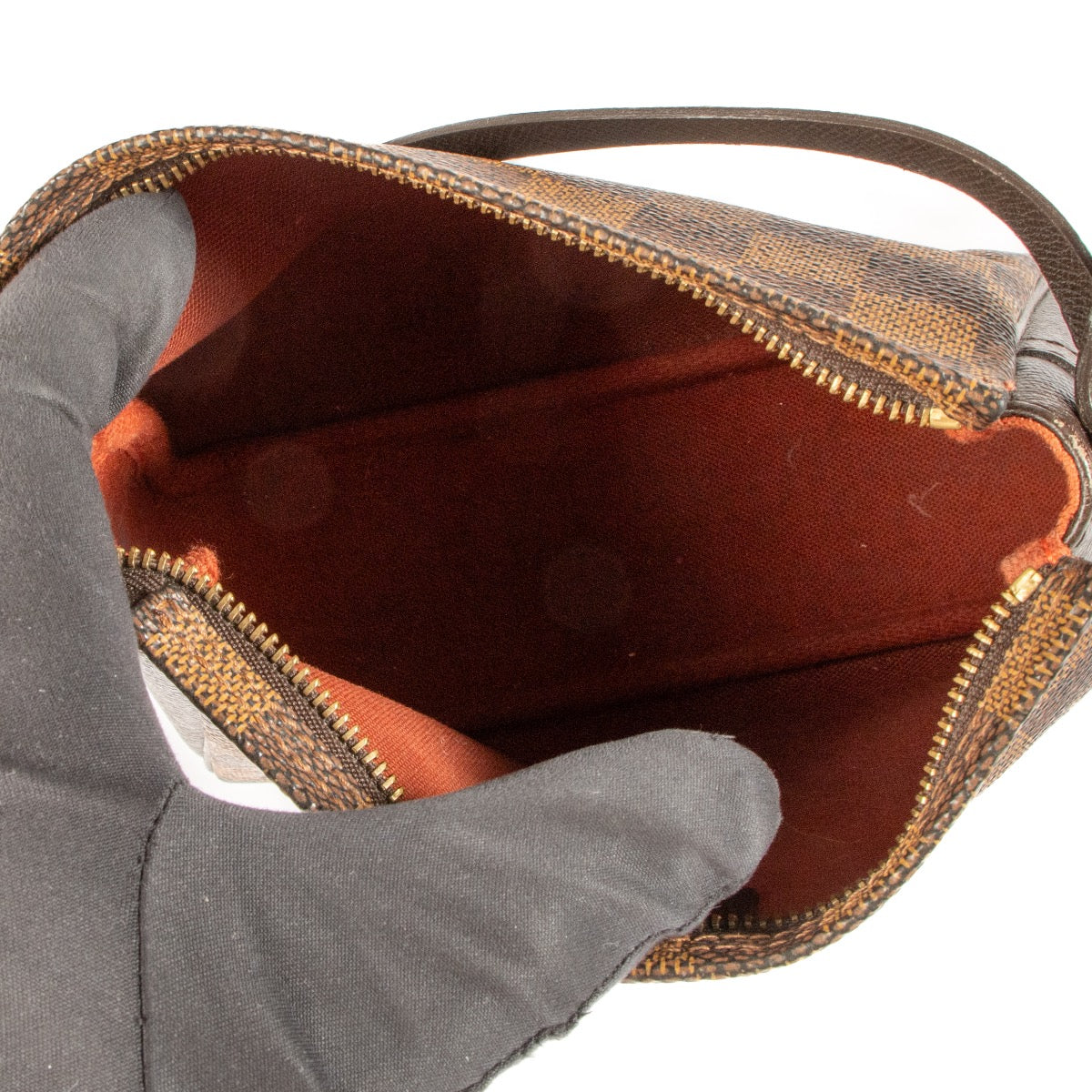 Shop safe online at Labellov in Antwerp, Brussels and Knokke this 100% authentic second hand Louis Vuitton Damier Ebene Pochette Trousse