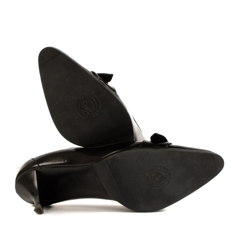 Shop safe online at Labellov in Antwerp, Brussels and Knokke this 100% authentic second hand Hermès Black Patent Heels - Size 38
