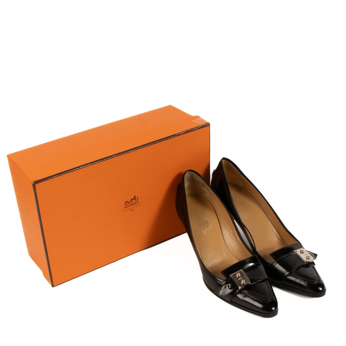 Shop safe online at Labellov in Antwerp, Brussels and Knokke this 100% authentic second hand Hermès Black Patent Heels - Size 38