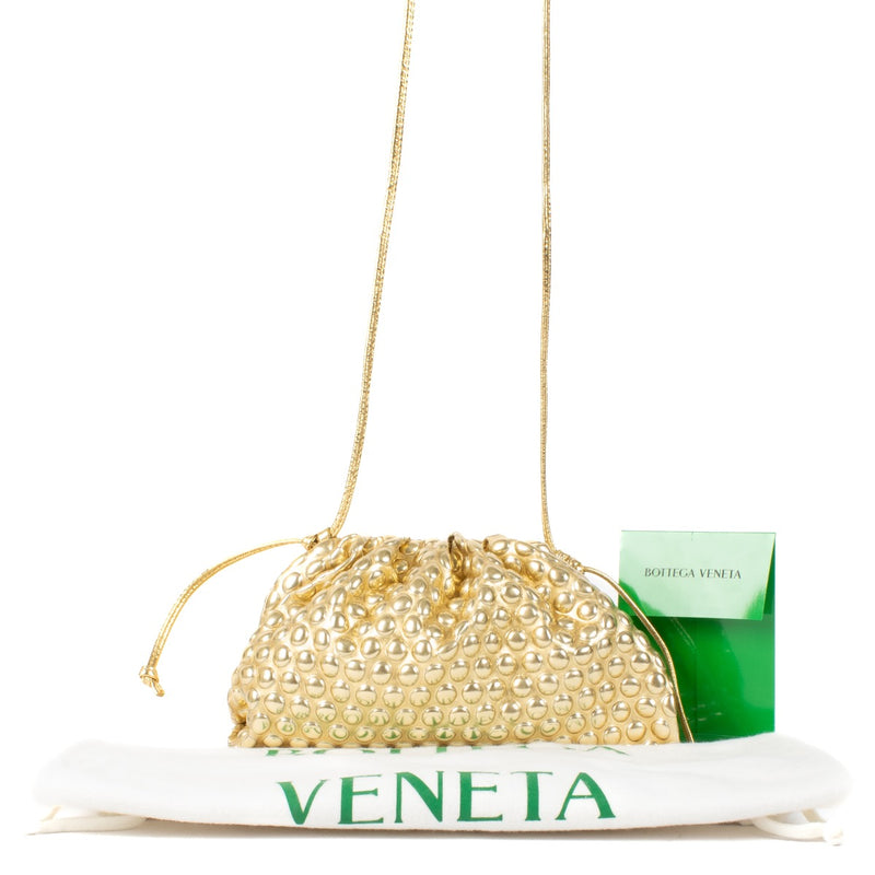 Shop safe online at Labellov in Antwerp, Brussels and Knokke this 100% authentic second hand Bottega Veneta Gold Bubble Wrap Mini Pouch