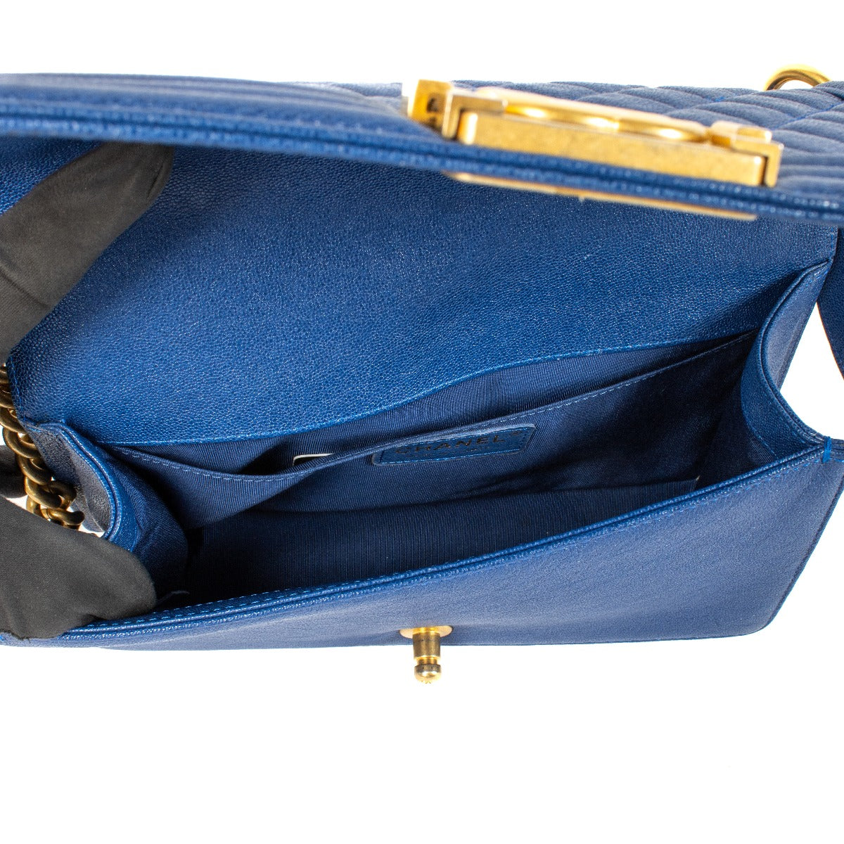 Sac Boy Chanel moyen en cuir caviar brillant bleu