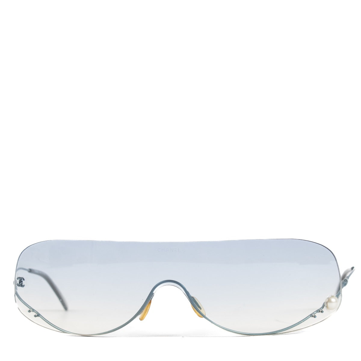 Shop safe online at Labellov in Antwerp, Brussels and Knokke this 100% authentic second hand Chanel Blue Ombre 4045H Pearl Rimless Sunglasses