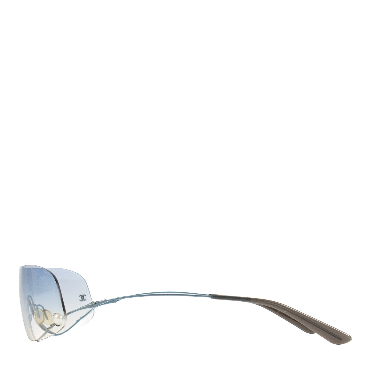 Shop safe online at Labellov in Antwerp, Brussels and Knokke this 100% authentic second hand Chanel Blue Ombre 4045H Pearl Rimless Sunglasses