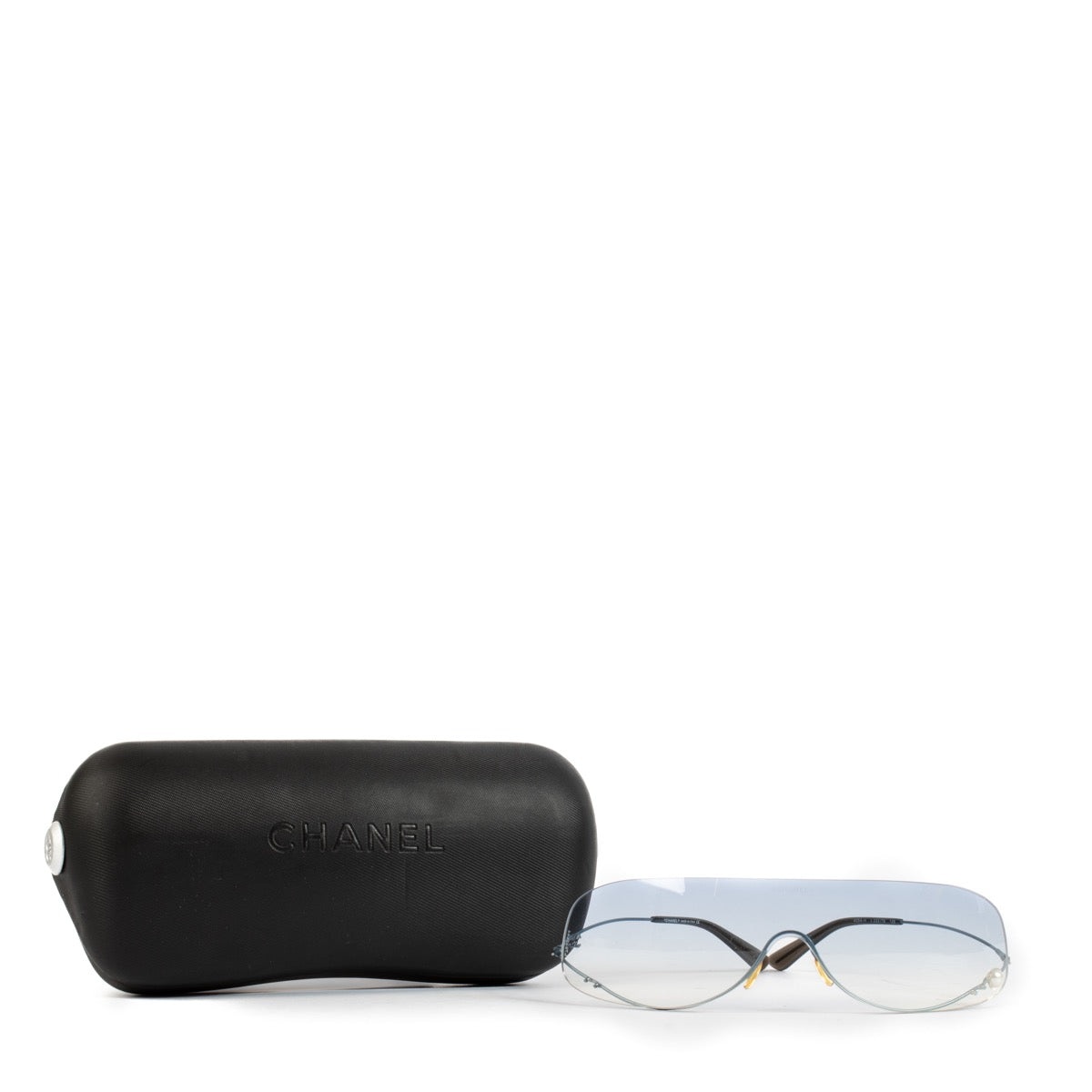 Shop safe online at Labellov in Antwerp, Brussels and Knokke this 100% authentic second hand Chanel Blue Ombre 4045H Pearl Rimless Sunglasses