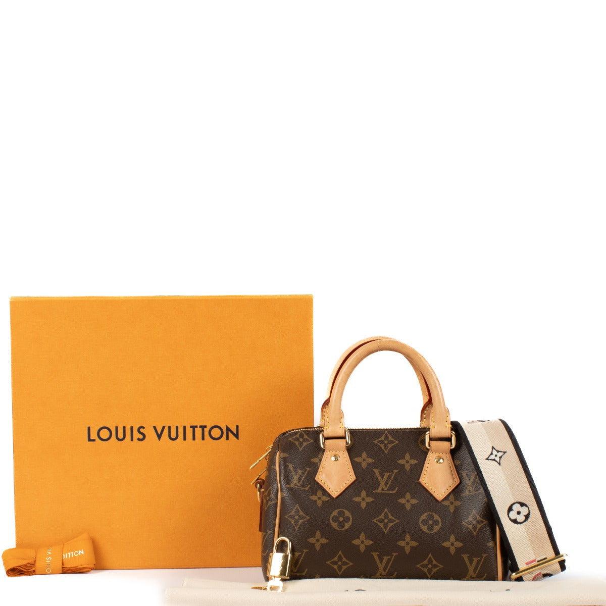 Shop safe online at Labellov in Antwerp, Brussels and Knokke this 100% authentic second hand Louis Vuitton Monogram Speedy Bandoulière 20 Bag