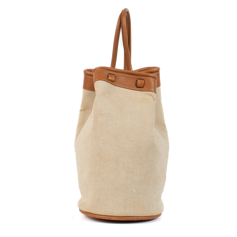 Shop safe online at Labellov in Antwerp, Brussels and Knokke this 100% authentic second hand Delvaux Natural/Fauve Toile dé Pierre de Lune Shoulder Bag