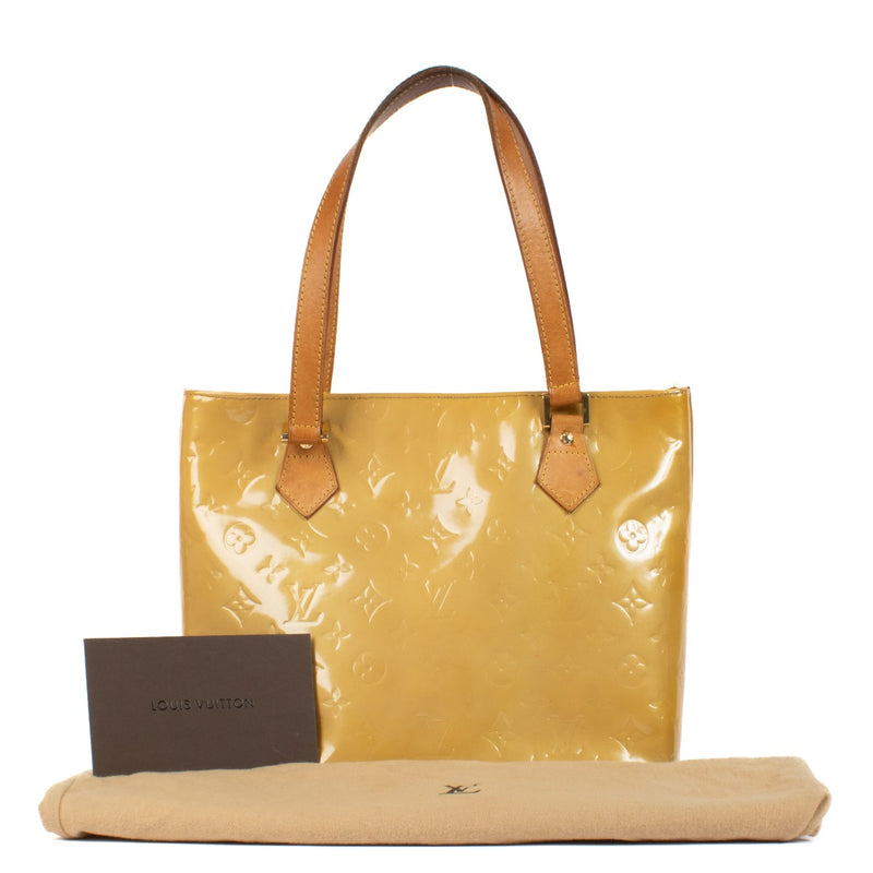 Shop safe online at Labellov in Antwerp, Brussels and Knokke this 100% authentic second hand Louis Vuitton Beige Monogram Vernis Houston Top Handle
