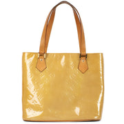 Shop safe online at Labellov in Antwerp, Brussels and Knokke this 100% authentic second hand Louis Vuitton Beige Monogram Vernis Houston Top Handle