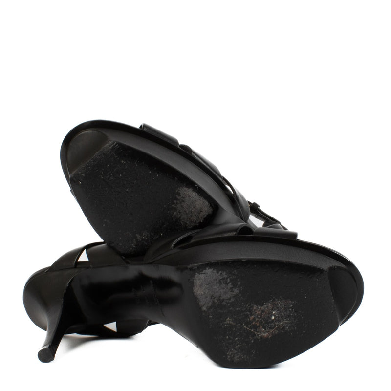 Shop safe online at Labellov in Antwerp, Brussels and Knokke this 100% authentic second hand Saint Laurent Black Leather Heels - Size 40,5