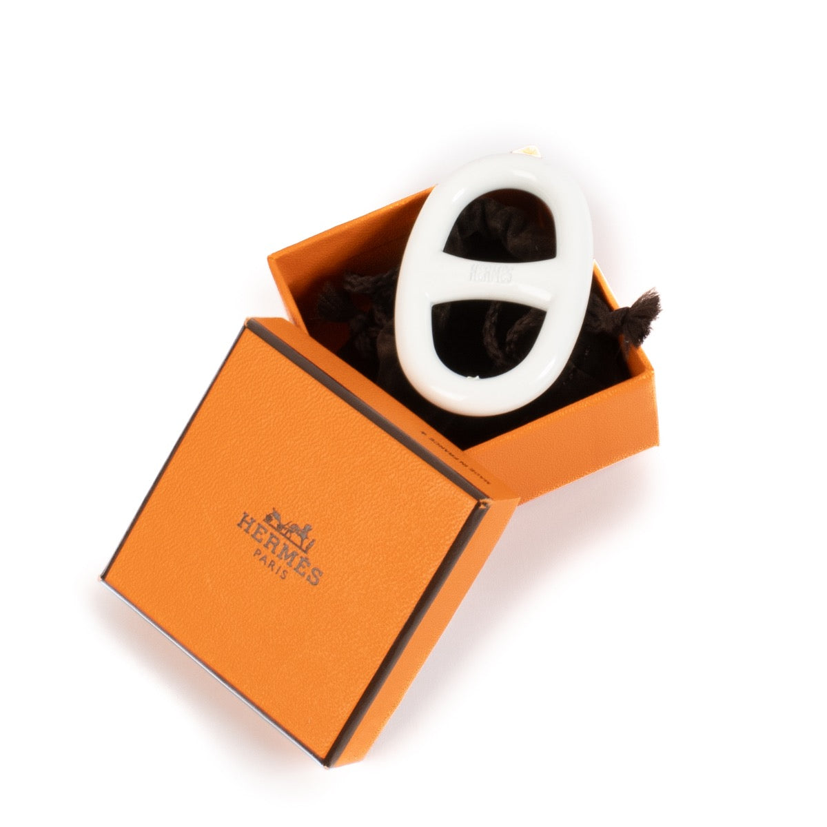 Hermès White Ceramic Chaine d'Ancre Scarf Ring aan de beste prijs bij Labellov tweedehands luxe in Antwerpen en Knokke.