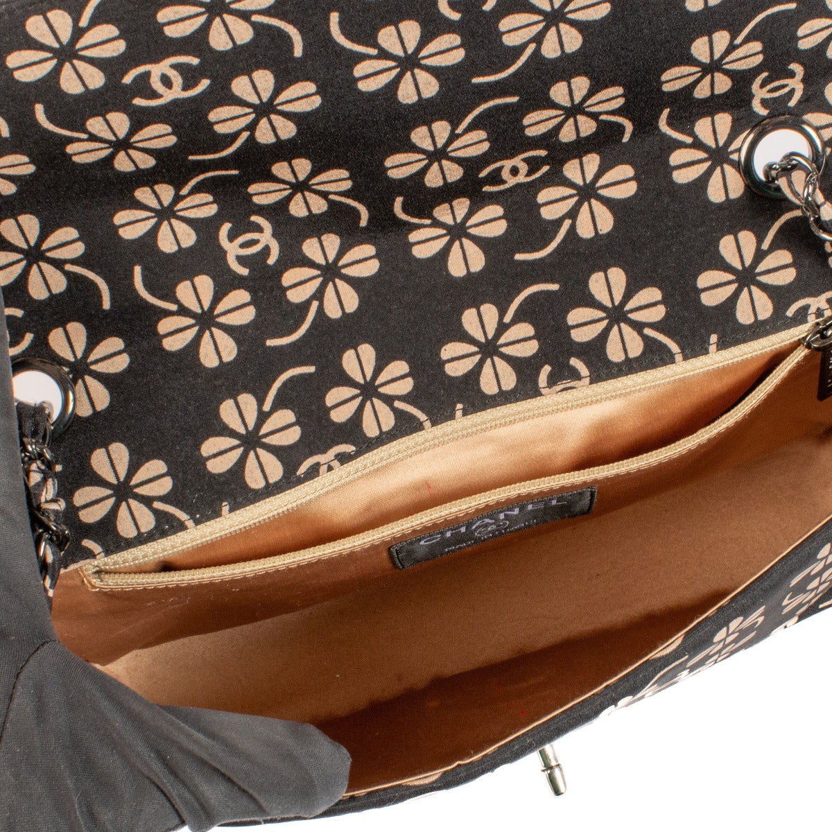 Sac à rabat classique Chanel Vintage CC en tissu avec trèfle, taille moyenne