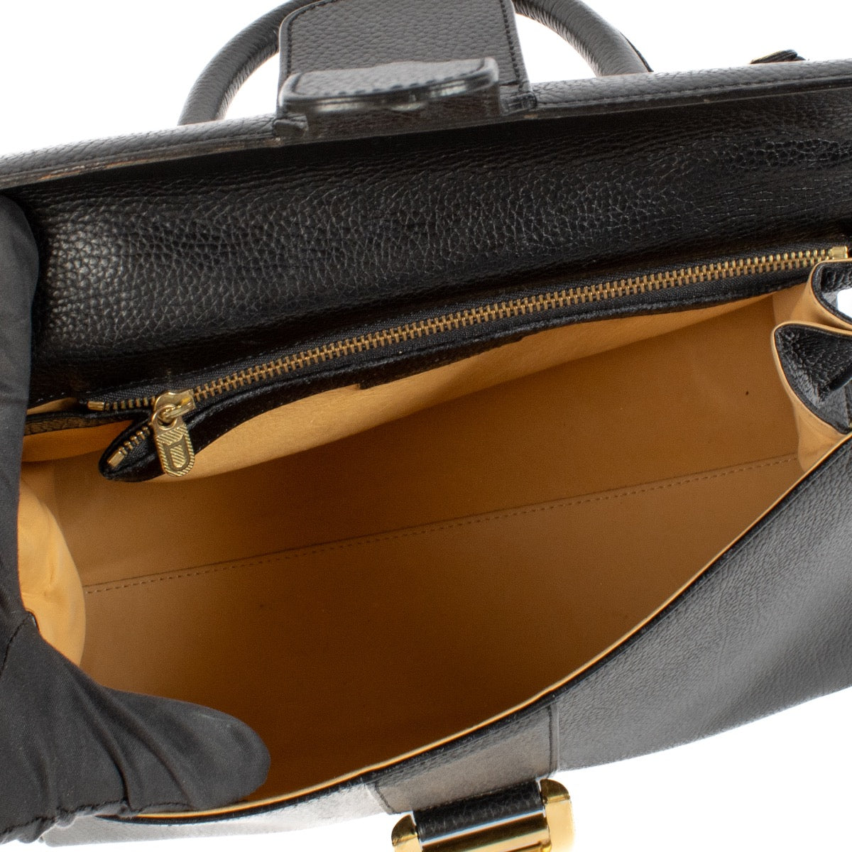 Shop safe online at Labellov in Antwerp, Brussels and Knokke this 100% authentic second hand Delvaux Brillant MM Black Grained Leather Bag. Veilig online authentieke tweedehands Delvaux Brillant MM Black Grained Leather Bagh kopen bij Labellov.