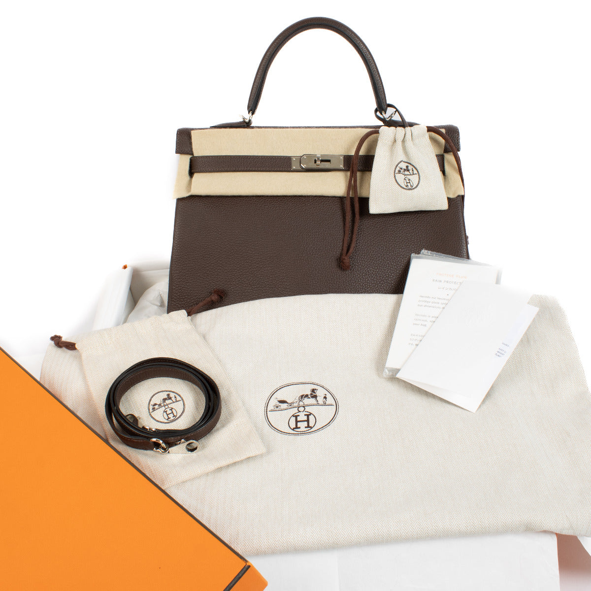 Hermès Kelly 35 Chocolat Togo PHW for the best price at Labellov secondhand luxury in Antwerp and Knokke. Koop en verkoop steeds aan dezelfde prijs bij Labellov tweedehands luxe.