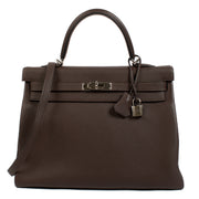 Koop uw authentieke designer Hermès Kelly 35 Chocolat Togo PHW aan de beste prijs bij Labellov tweedehands luxe in Antwerpen en Knokke. Wij kopen en verkopen aan de beste prijs bij Labellov.