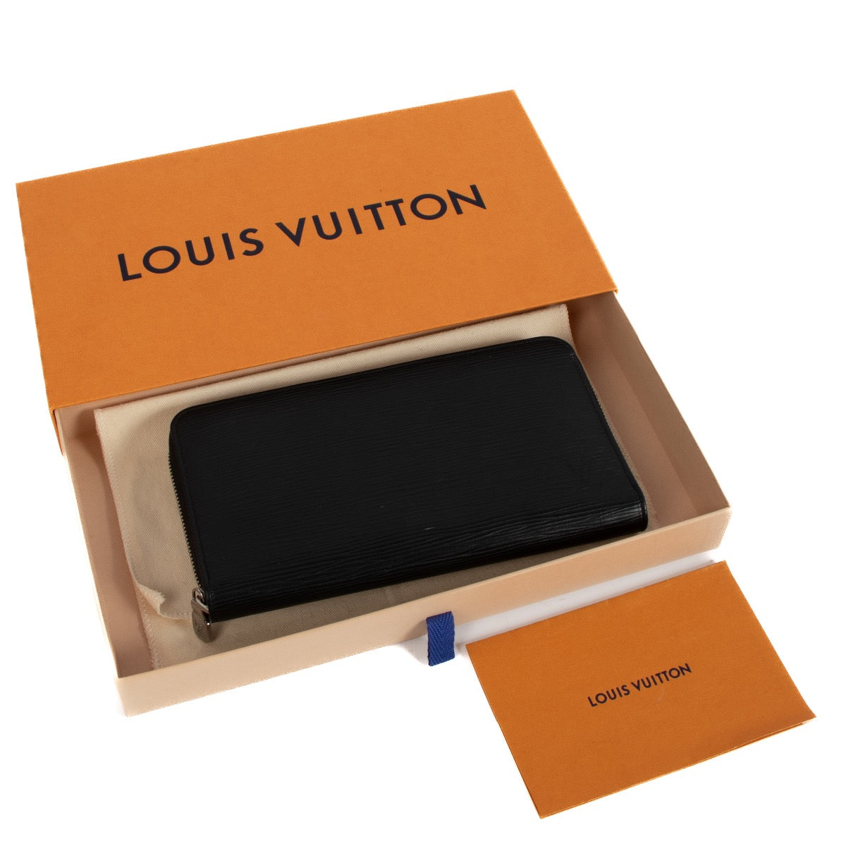 Shop safe online at Labellov in Antwerp, Brussels and Knokke this 100% authentic second hand Louis Vuitton Black Epi Zippy Organizer Wallet. Veilig online tweedehands authentieke Louis Vuitton Black Epi Zippy Organizer portefeuille kopen bij Labellov.