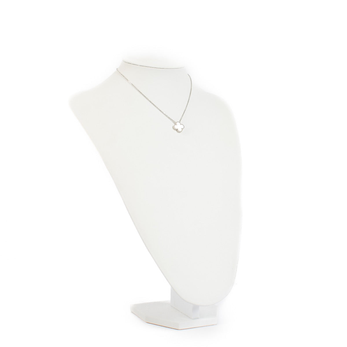 Van Cleef & Arpels Vintage Alhambra 18K White Gold Necklace for the best price at Labellov secondhand luxury in Antwerp and Knokke. Koop en verkoop aan de beste prijs bij Labellov.