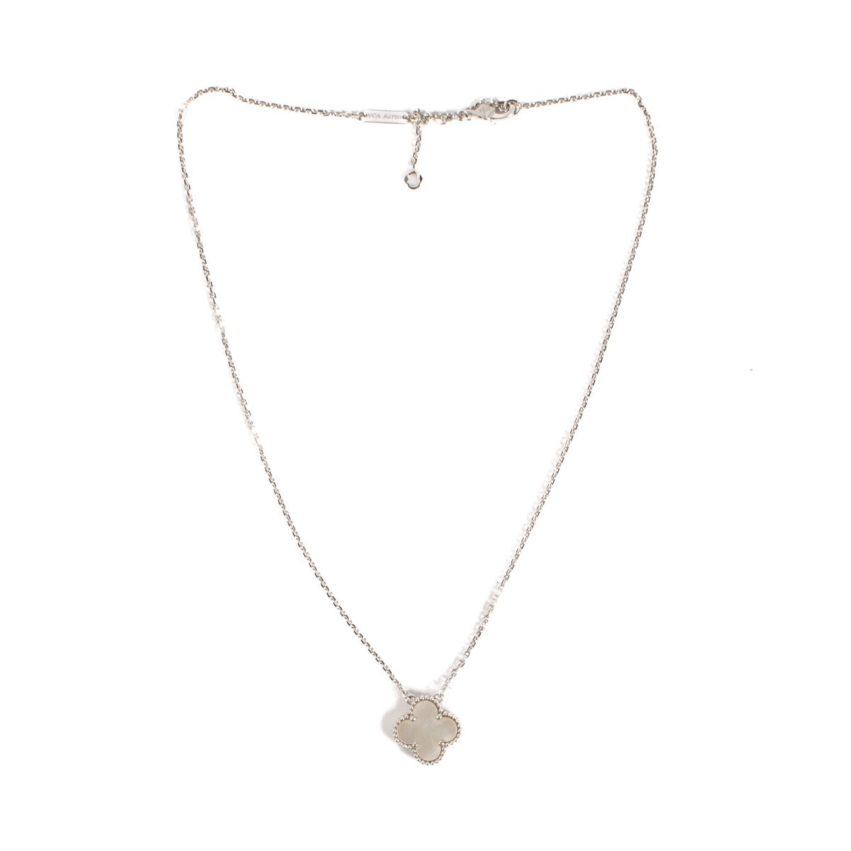 Van Cleef & Arpels Vintage Alhambra 18K White Gold Necklace for the best price at Labellov secondhand luxury in Antwerp and Knokke. Koop en verkoop aan de beste prijs bij Labellov.