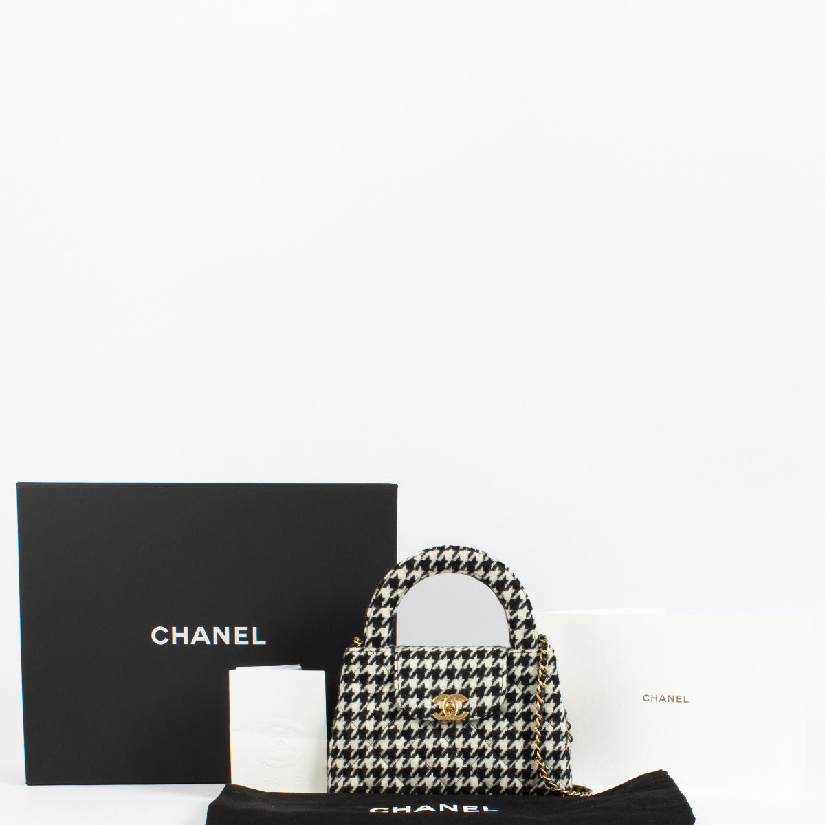 CHANEL Houndstooth Wool Mini Top Handle Bag with Gold-Tone Hardware aan de beste prijs bij Labellov tweedehands luxe in Antwerpen en Knokke
