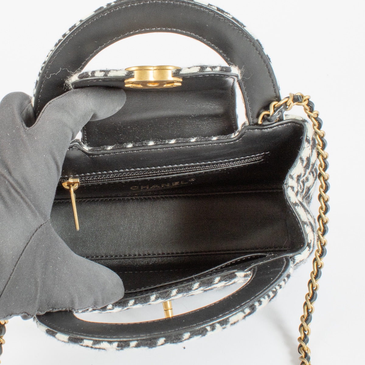 CHANEL Houndstooth Wool Mini Top Handle Bag with Gold-Tone Hardware aan de beste prijs bij Labellov tweedehands luxe.