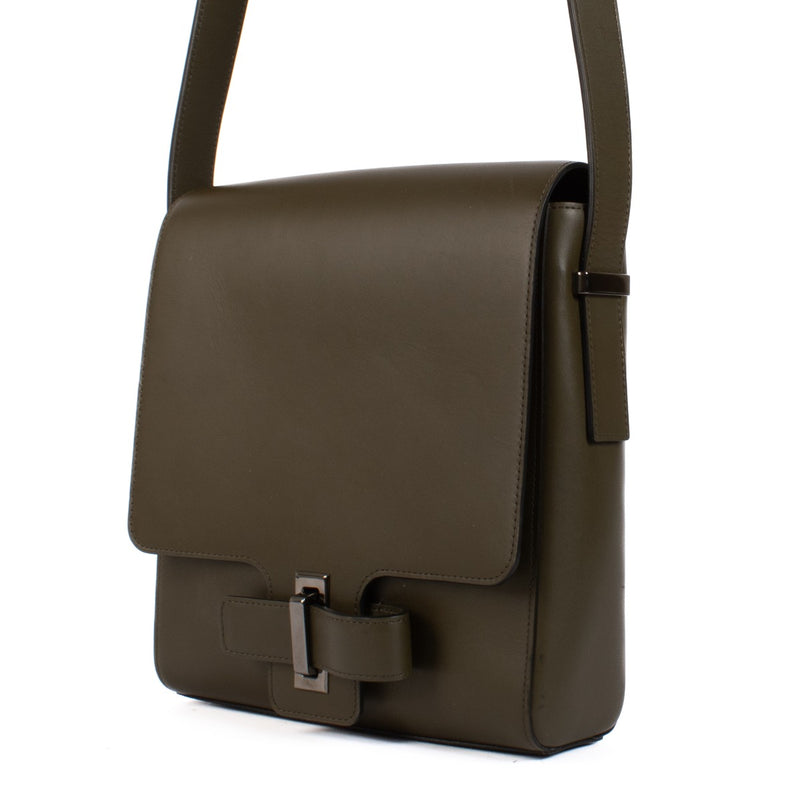 Shop safe online at Labellov in Antwerp, Brussels and Knokke this 100% authentic second hand Delvaux Khaki Contemporain Reporter Cadence Bag